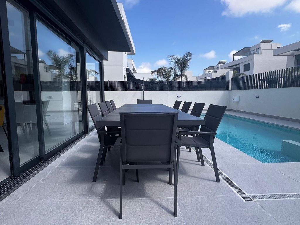 Property photo 2 of 35