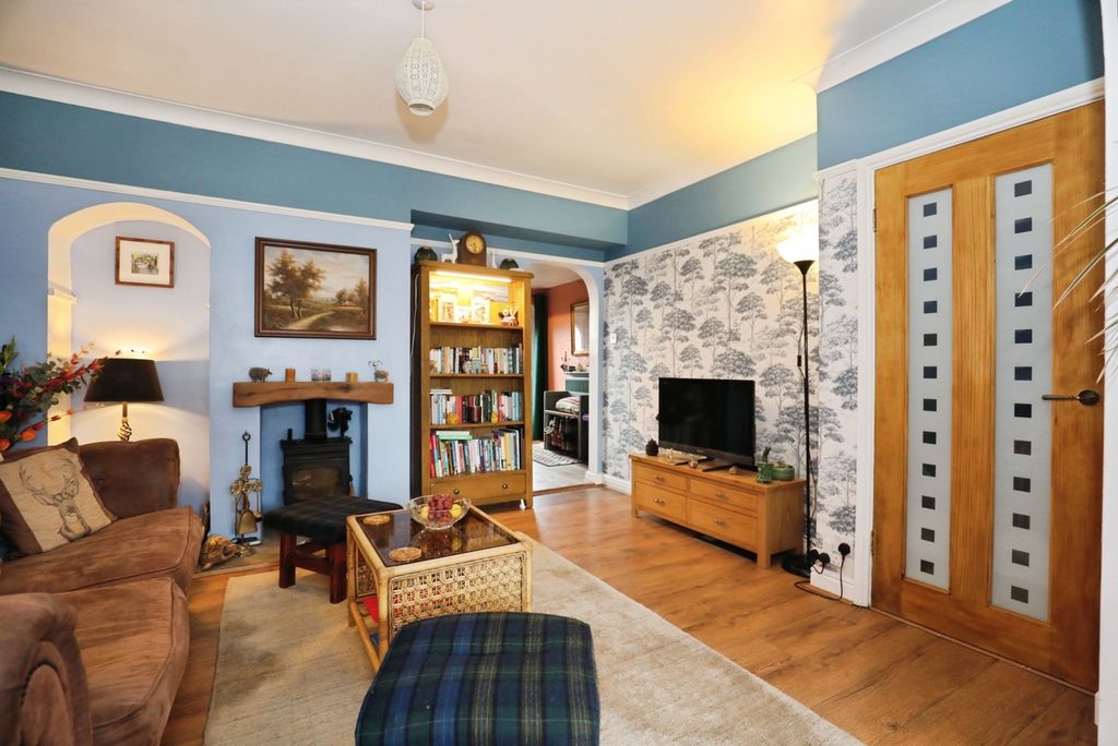 Property photo 3 of 17 Lounge (1)