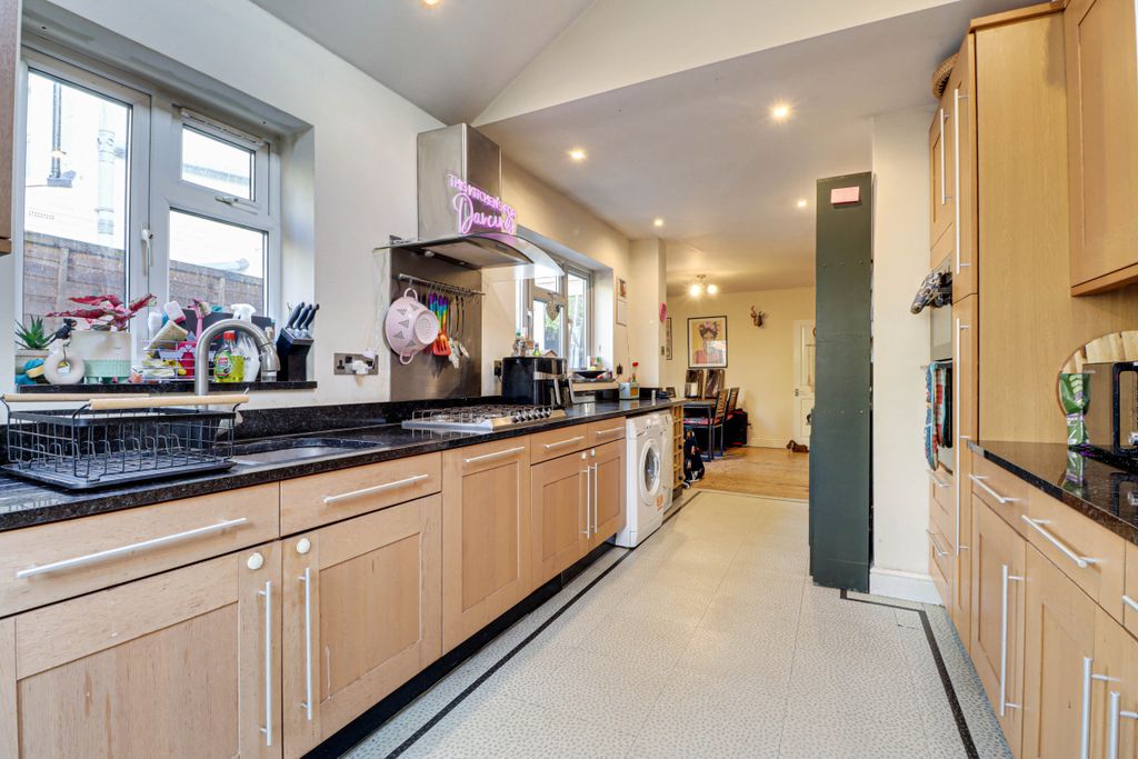 Property photo 3 of 18 Kitchen