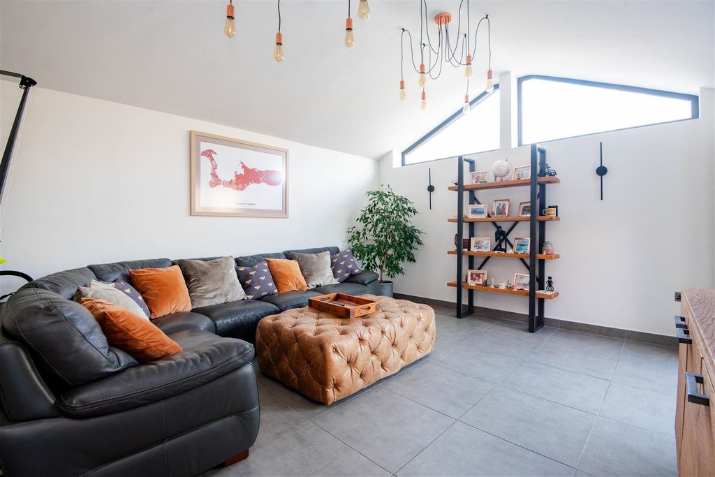 Property photo 3 of 24 Snug