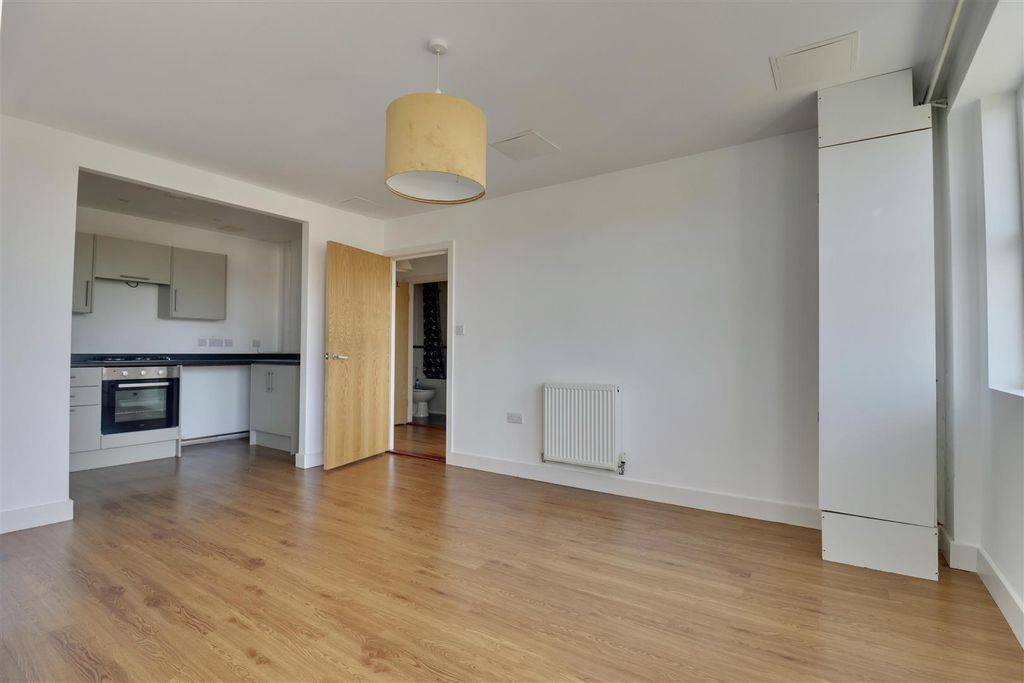 Property photo 3 of 11 6E552B17-0Fc1-4278-9189-D7208415935F_1_201_A.Jpeg