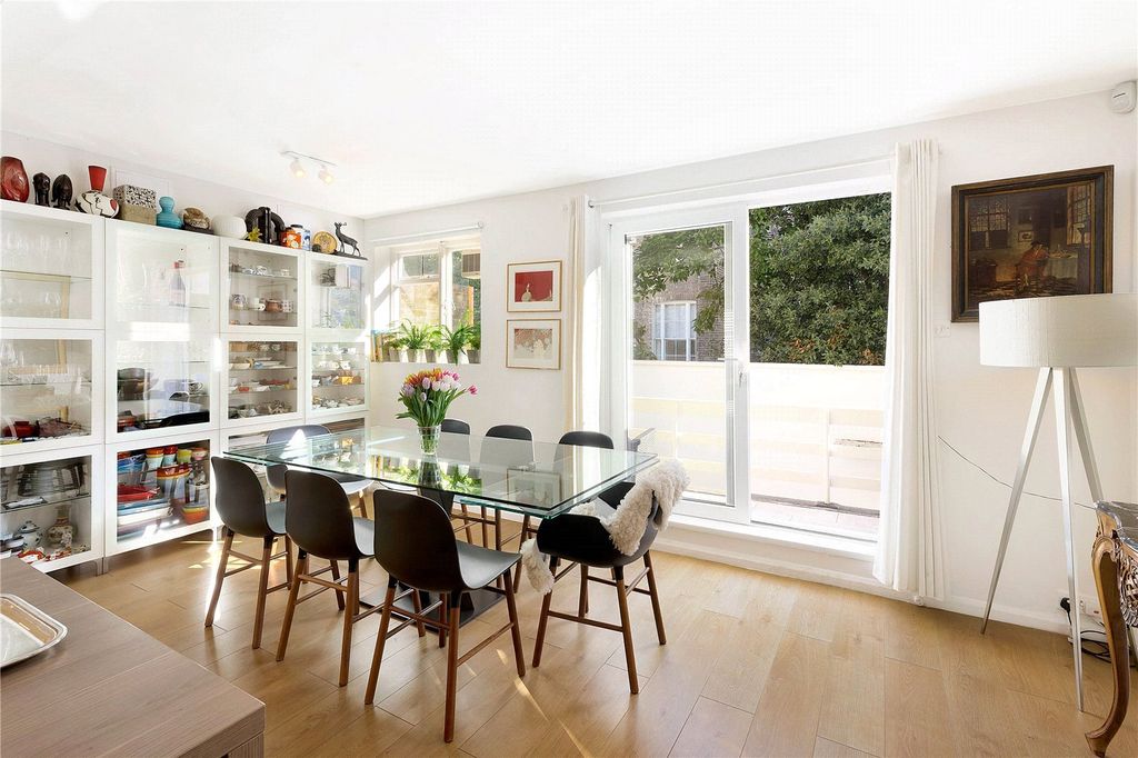 Property photo 3 of 9 Dining Room