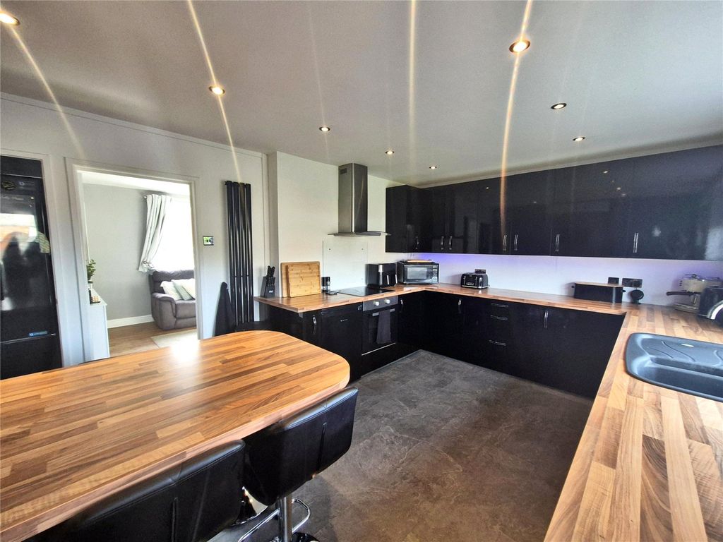 Property photo 2 of 18 Kitchen