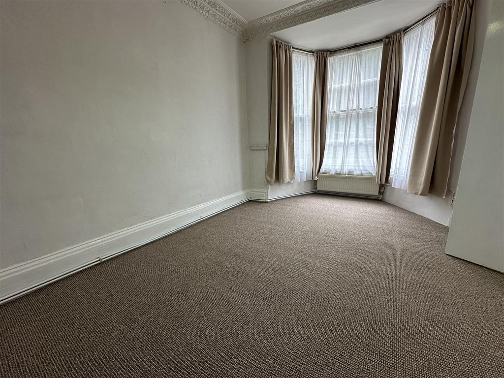Property photo 3 of 9 Bed Sitting Room