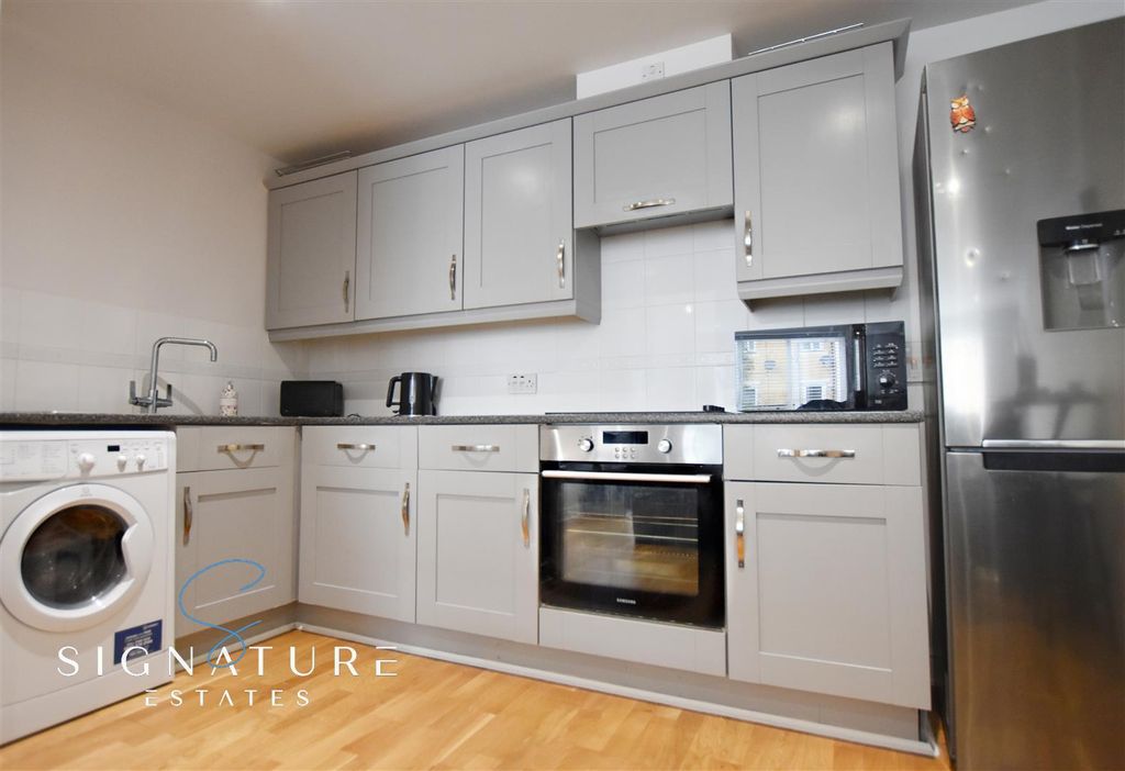 Property photo 3 of 9 Kitchen