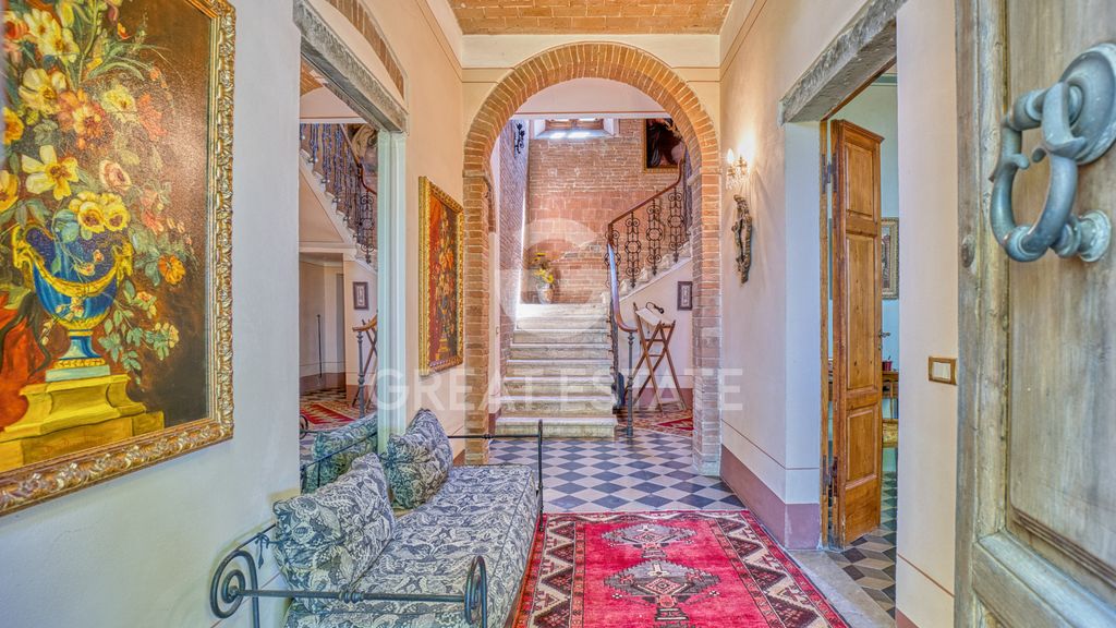 Property photo 2 of 40 Interiors