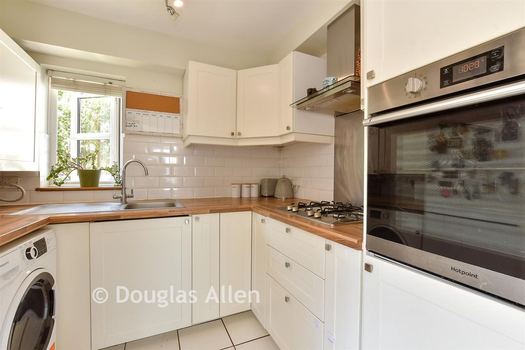 Property photo 3 of 9 Kitchen