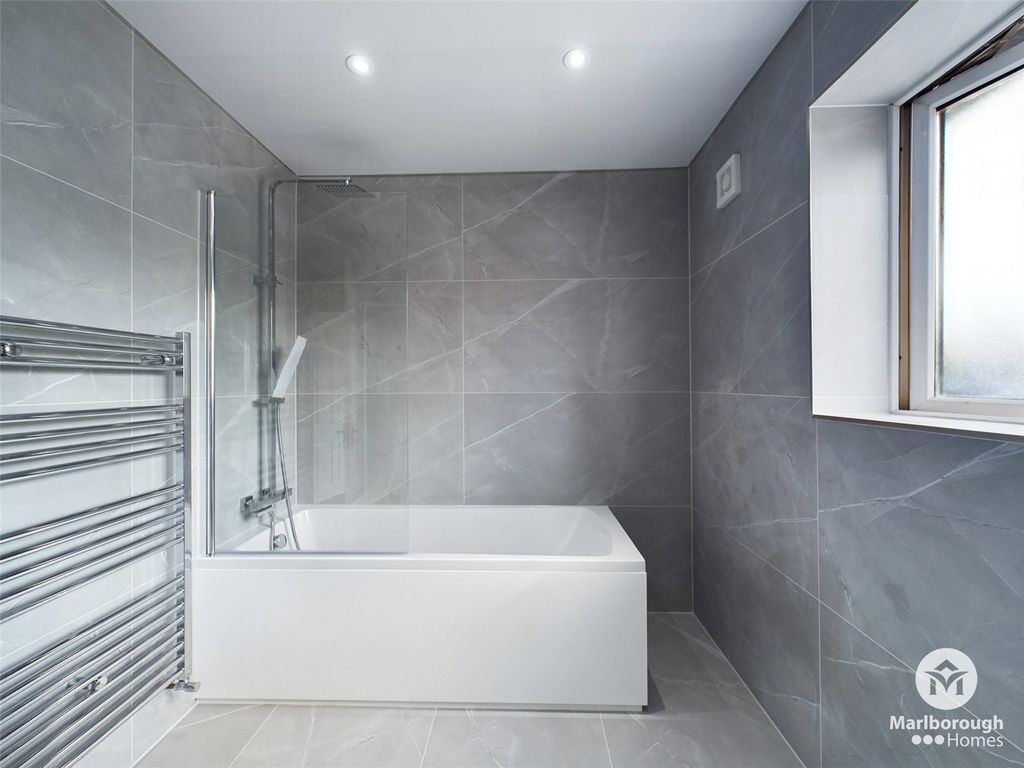 Property photo 2 of 30 Manford Cross Ig7