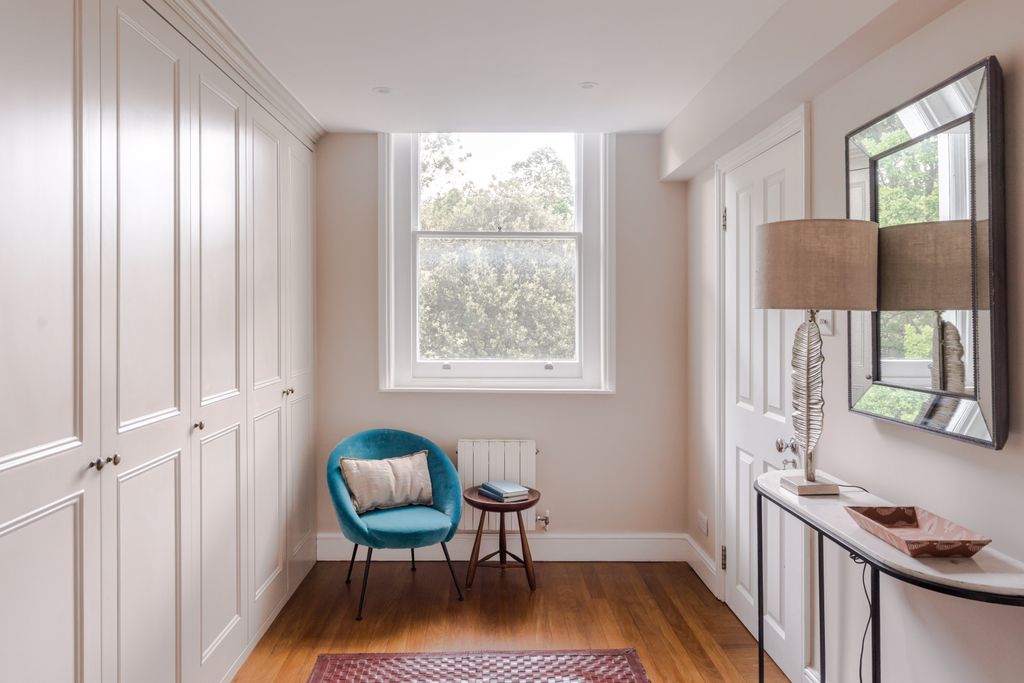 Property photo 3 of 16 Entrance Hall