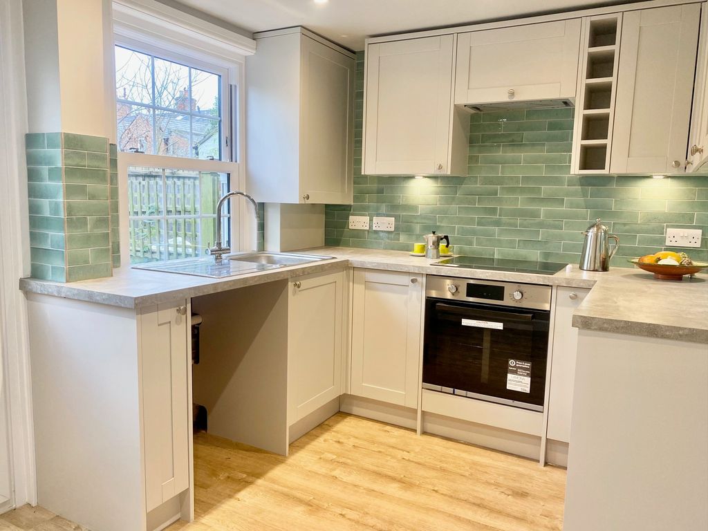 Property photo 3 of 10 Kitchen