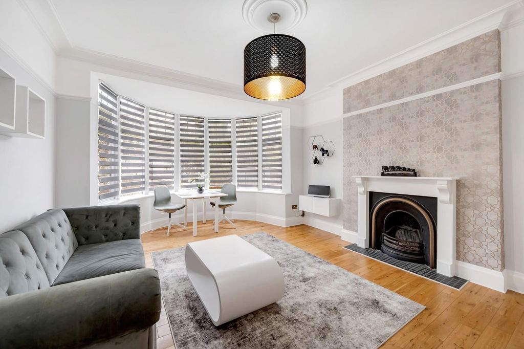 Property photo 2 of 24 Kingsbridge Avenue-4.Jpg