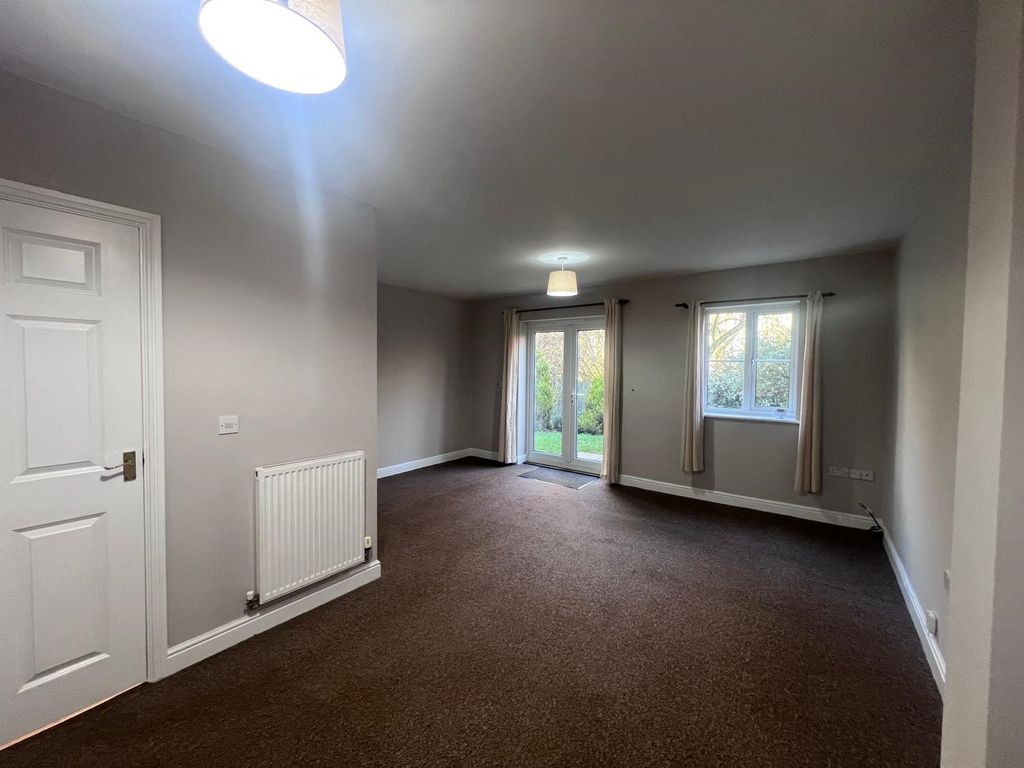 Property photo 3 of 11 Living Room