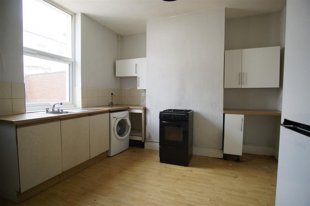 Property photo 3 of 6 Kitchen