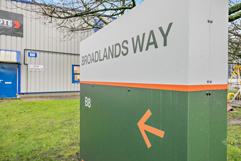 Property photo 3 of 6 8672843-Exterior24-800