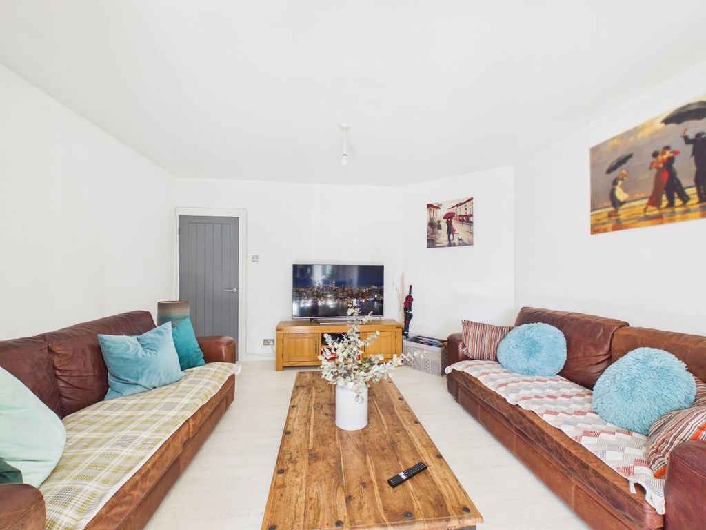 Property photo 3 of 12 Cam01984G0-Pr0588-Still012