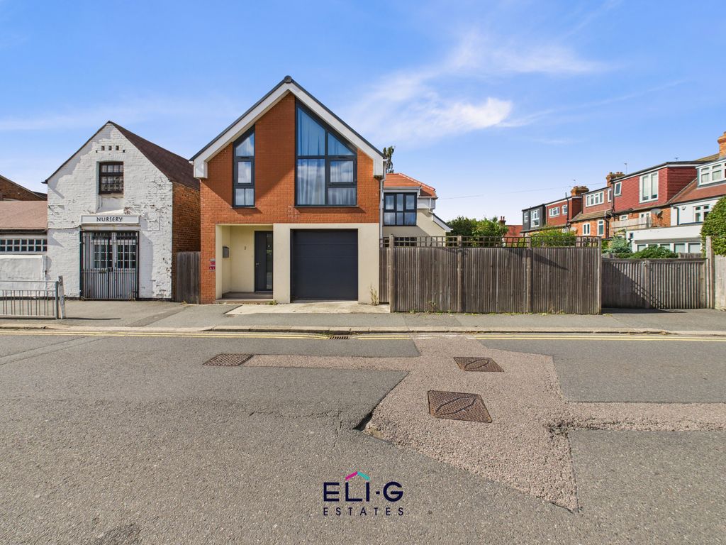Property photo 1 of 15 A Modern Detached 3 Bedroom House With Integrated Garage