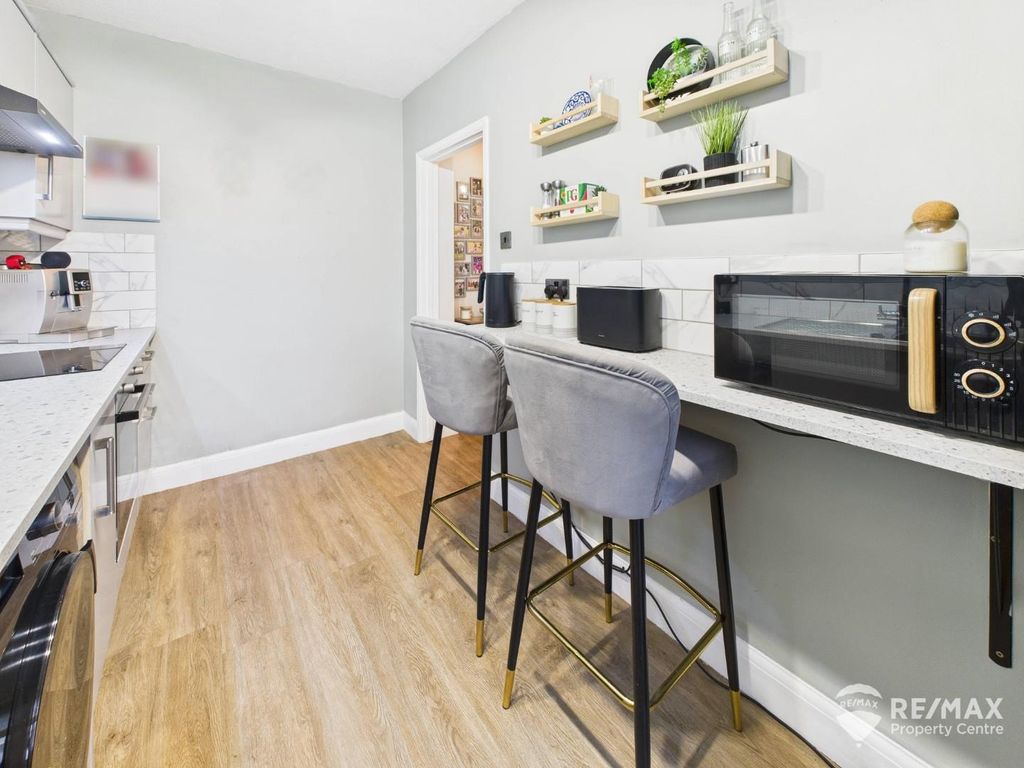 Property photo 3 of 12 Breakfast Bar.Jpg