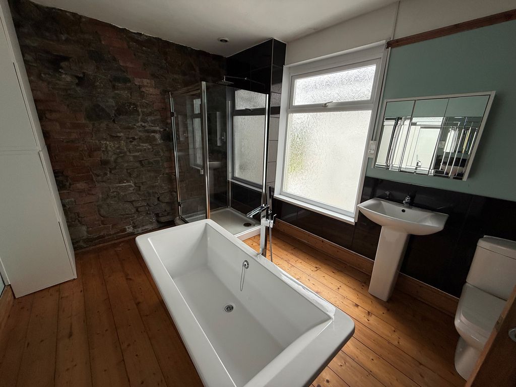 Property photo 3 of 9 Bathroom