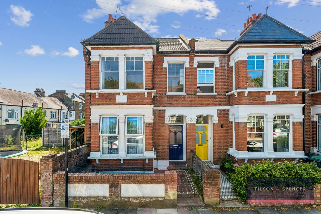 Property photo 1 of 12 060720264_Tils_2B Elmhurst Road _N17 6Rq_014_Wm