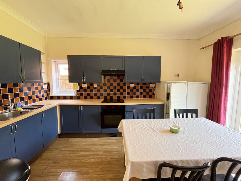 Property photo 3 of 18 Kitchen (5)