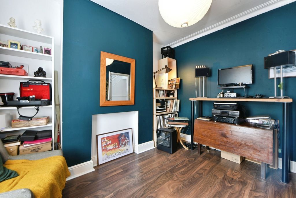 Property photo 2 of 17 Lounge