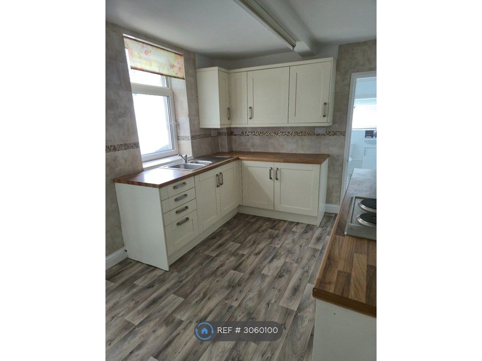 Property photo 3 of 8 Kitchen