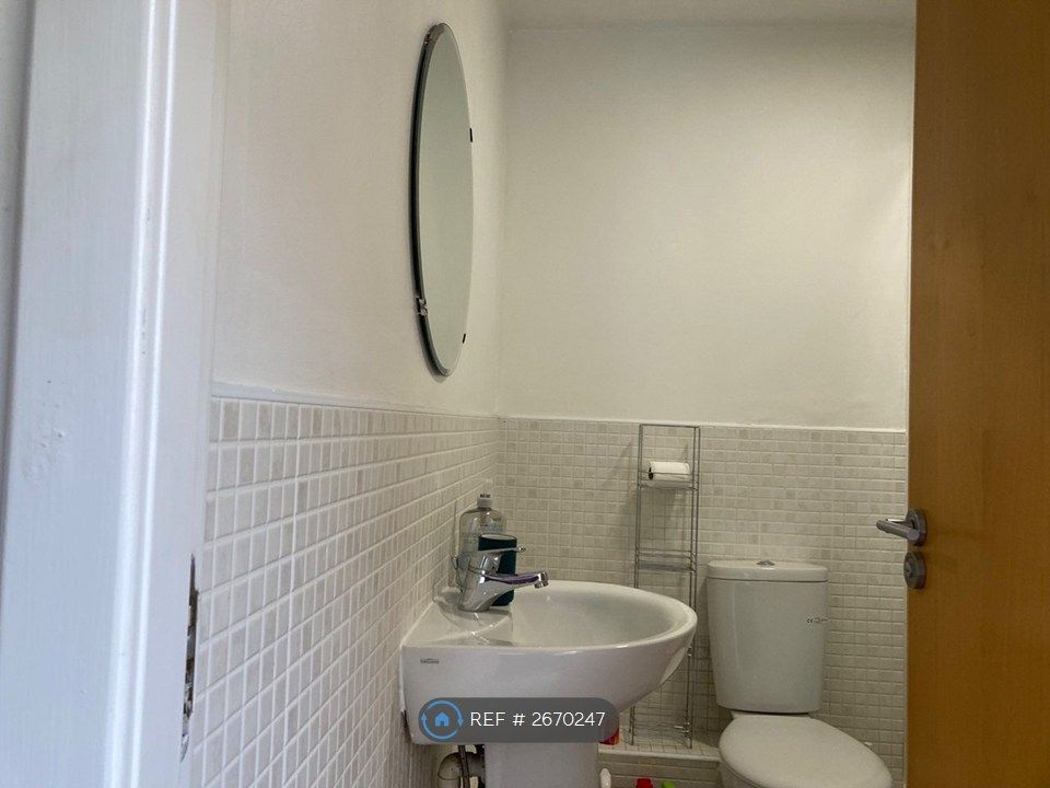 Property photo 3 of 5 En Suite Bathroom