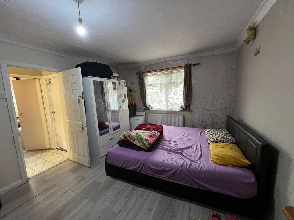 Property photo 2 of 9 4