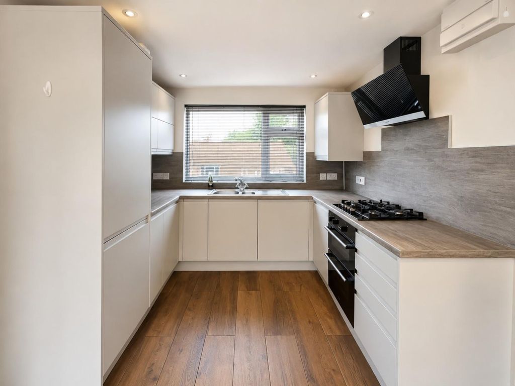 Property photo 2 of 12 Shakes Kitchen.Jpg