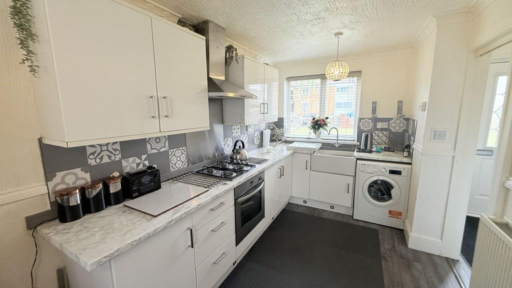 Property photo 3 of 19 Kitchen