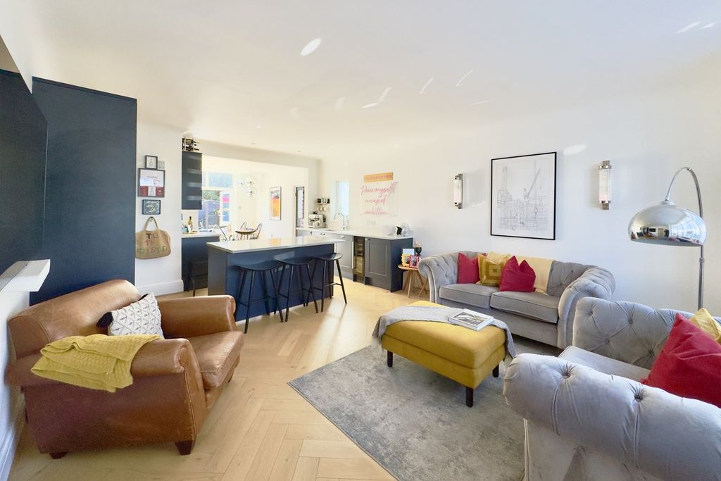 Property photo 2 of 31