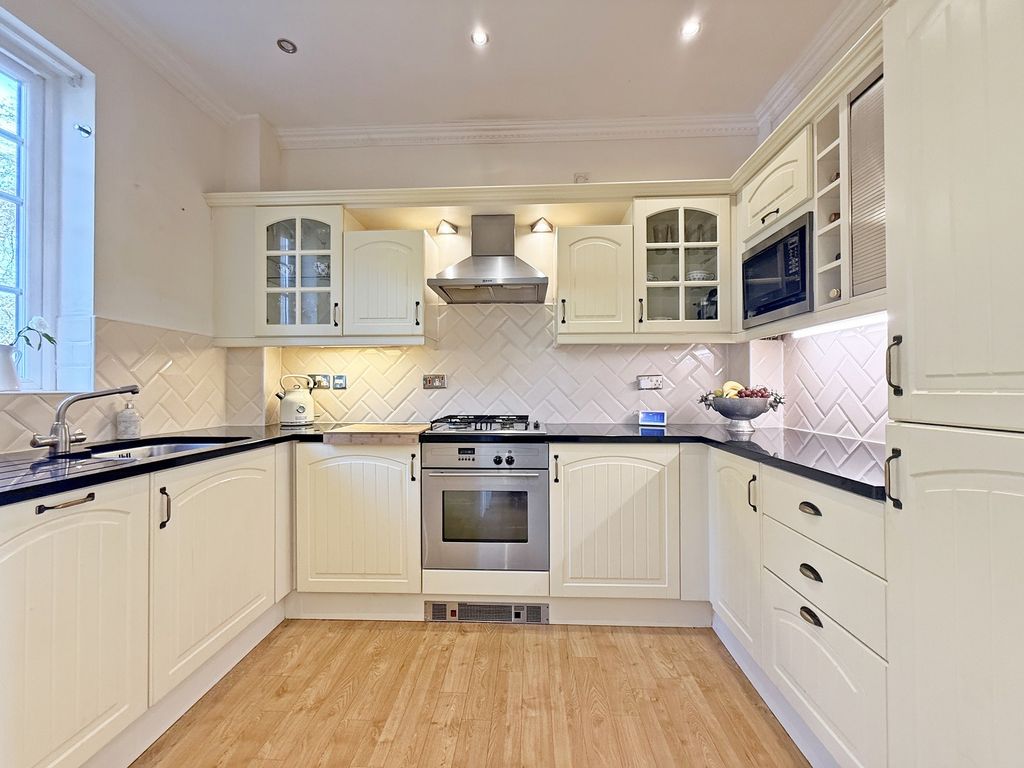 Property photo 3 of 37 Kitchen