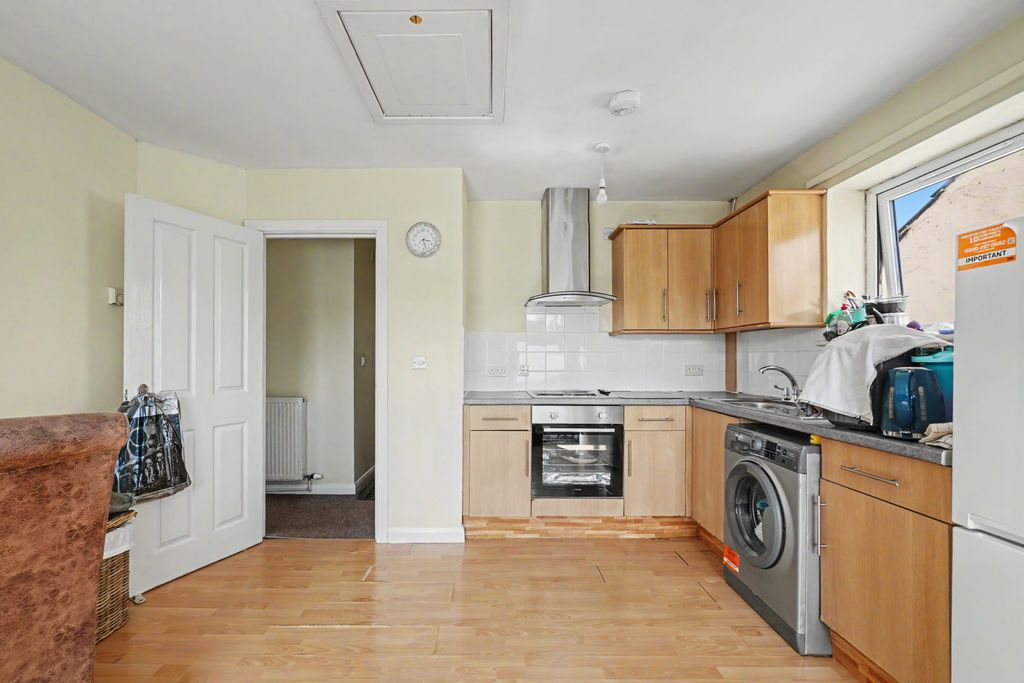 Property photo 2 of 8 Kitchen/Lounge
