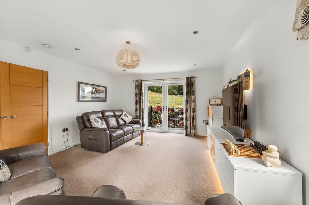 Property photo 3 of 44