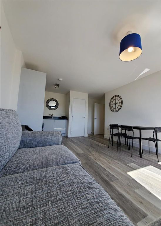 Property photo 2 of 6 58 Grosvenor House Photo 7.Jpeg