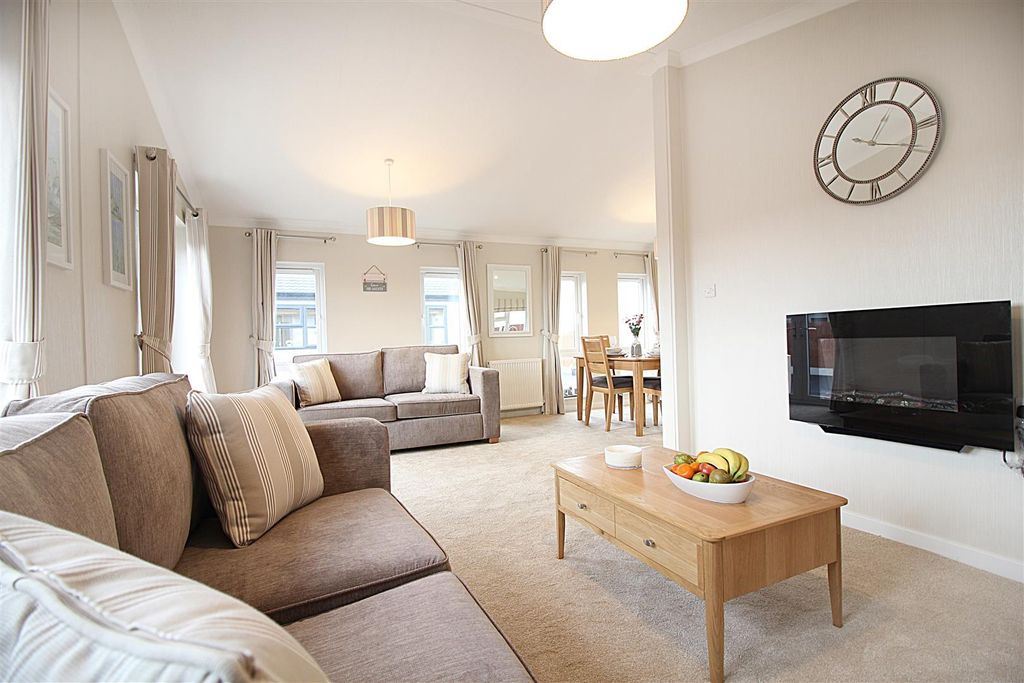 Property photo 1 of 9 Chest Lounge.Jpg