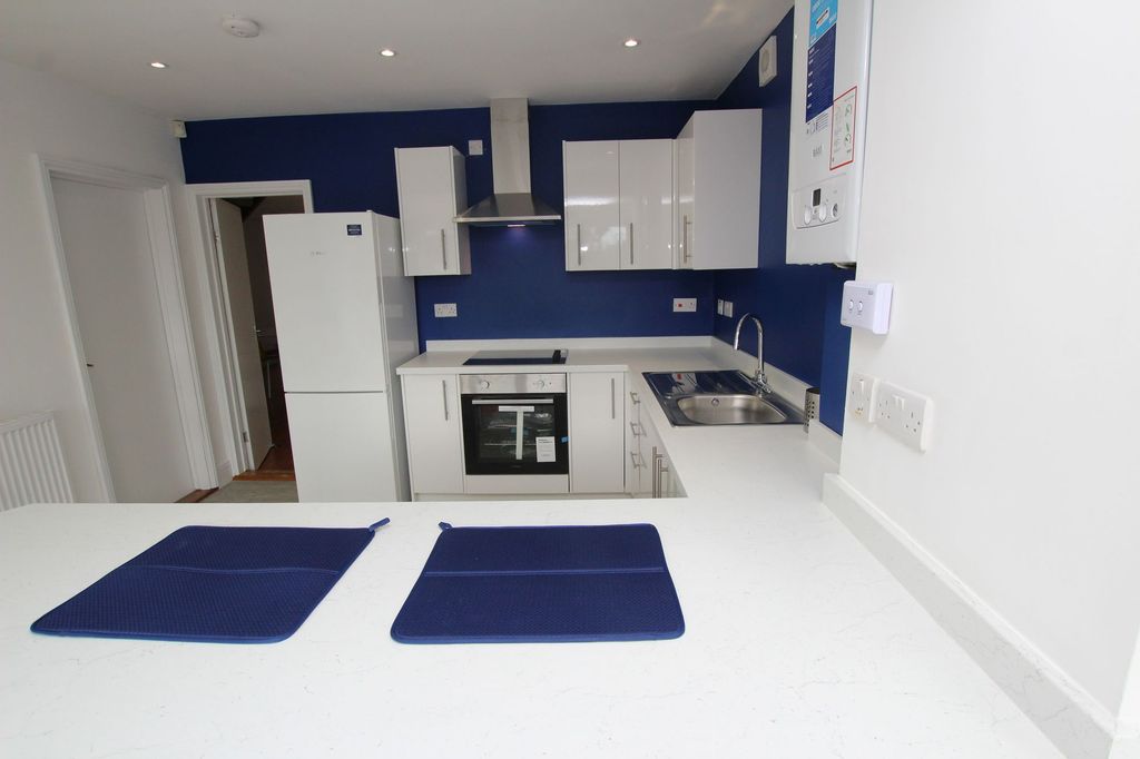 Property photo 2 of 27