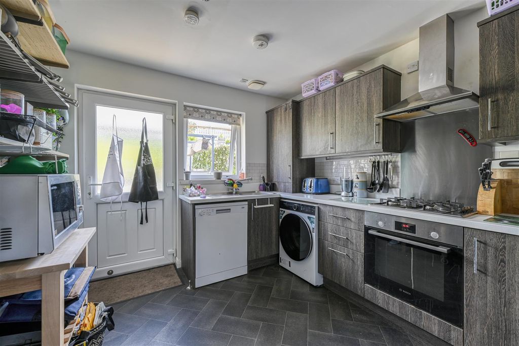 Property photo 3 of 19 Kitchen