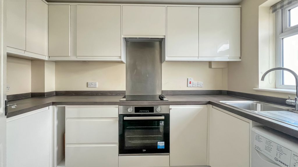 Property photo 3 of 10 Kitchen