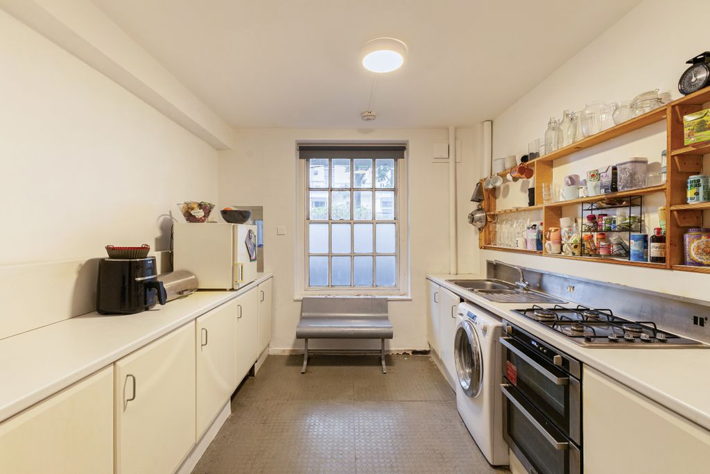 Property photo 3 of 11 101044_3 Russell House Cambridge Street-14