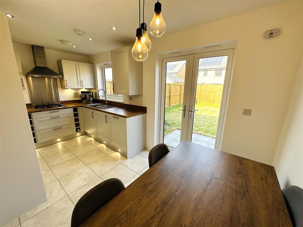 Property photo 2 of 12 Kitchen Diner