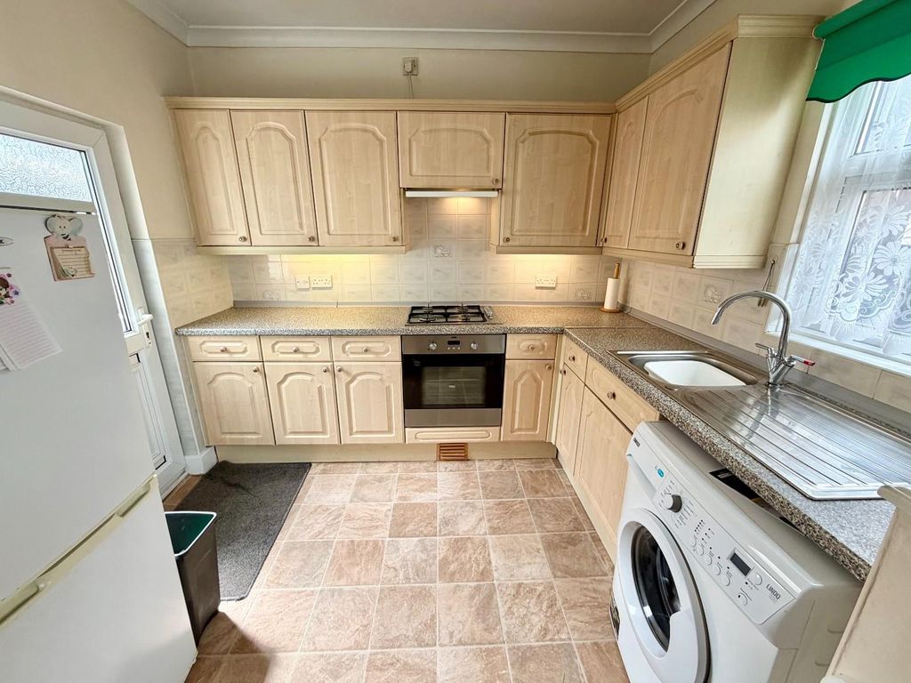 Property photo 3 of 9 Kitchen
