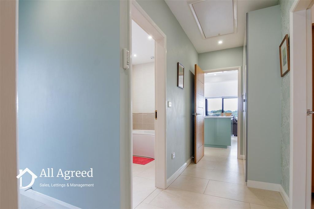 Property photo 3 of 17 Entrance Hall