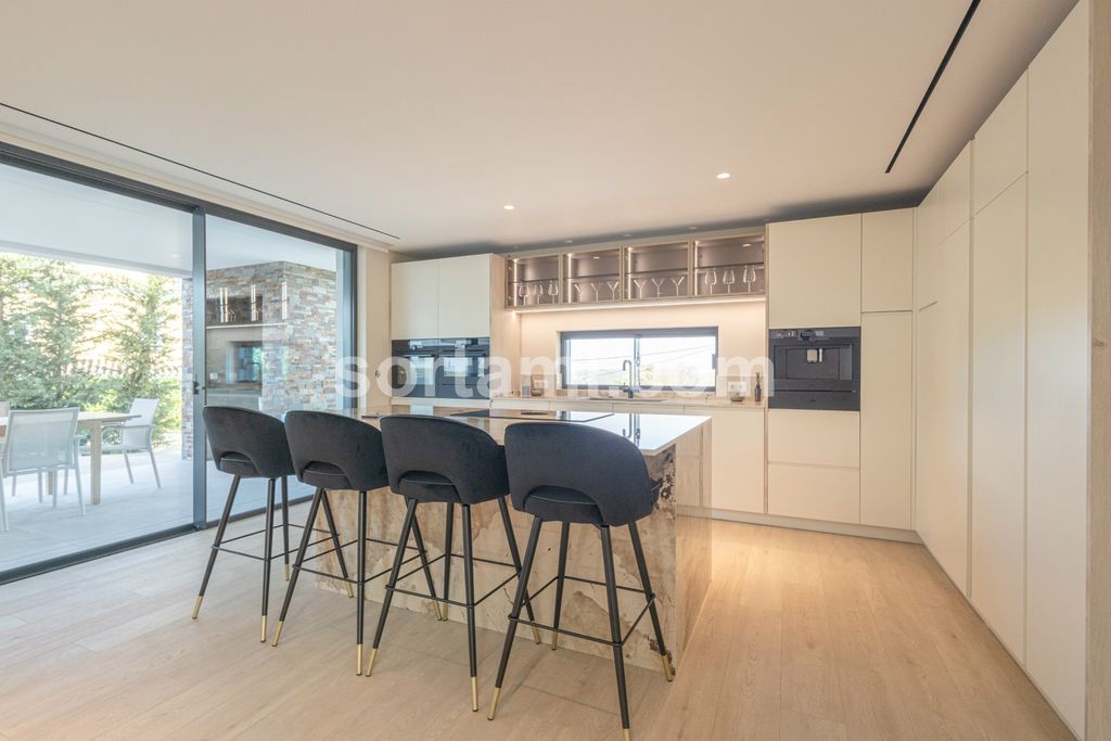 Property photo 3 of 44