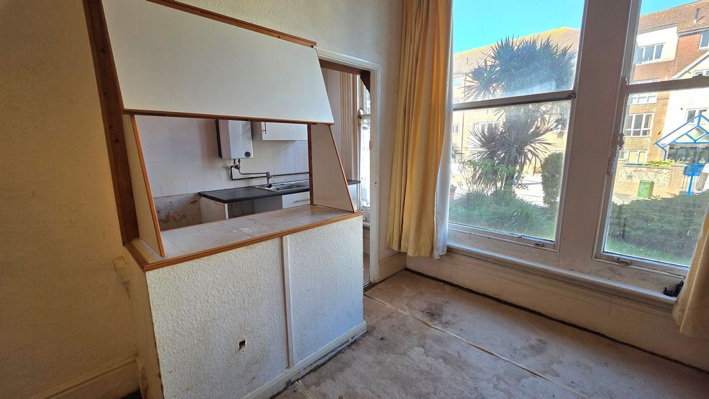 Property photo 3 of 10 Kitchenette