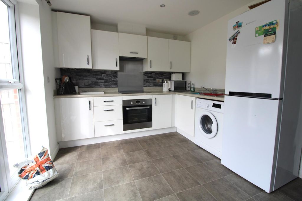 Property photo 3 of 8 Kitchen
