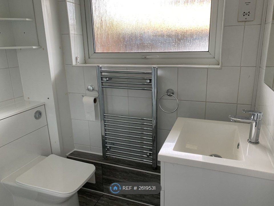 Property photo 3 of 10 Bathroom