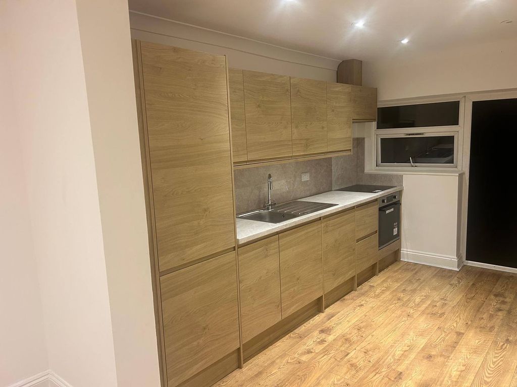 Property photo 1 of 10 2 Bed Flat To Rent Hamilton Road, London Nw11
