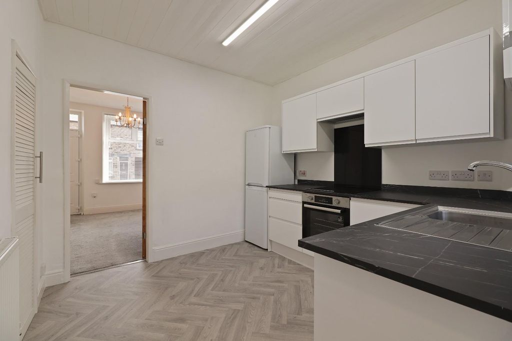 Property photo 3 of 18 Kitchen