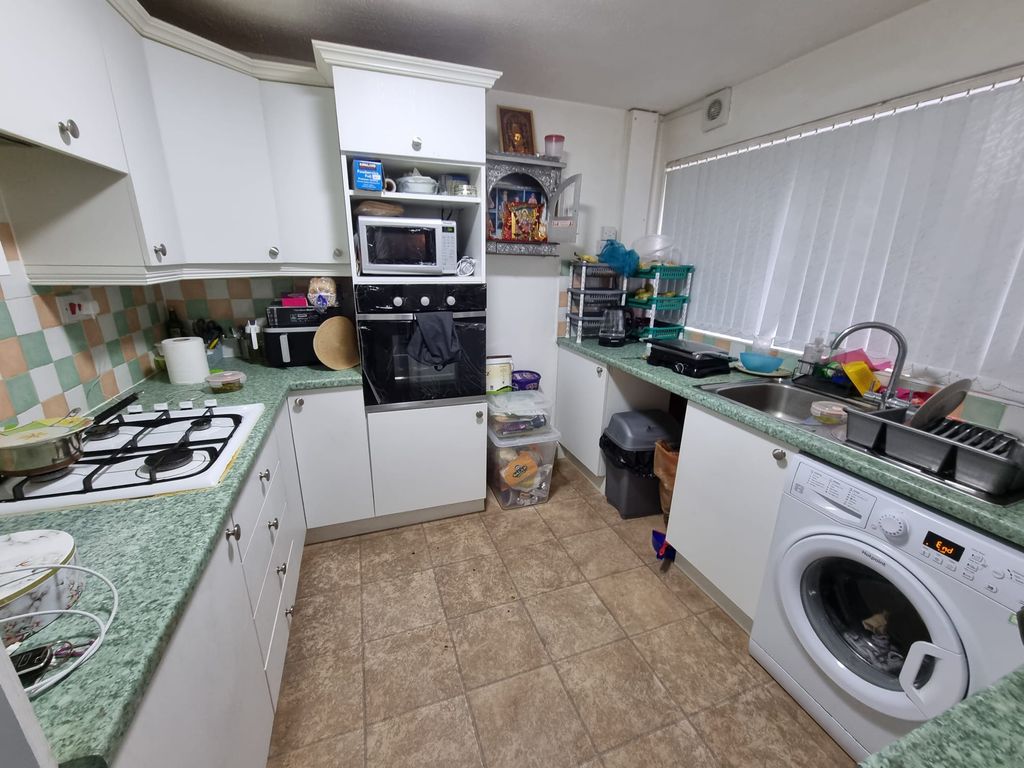 Property photo 3 of 8 Kitchen